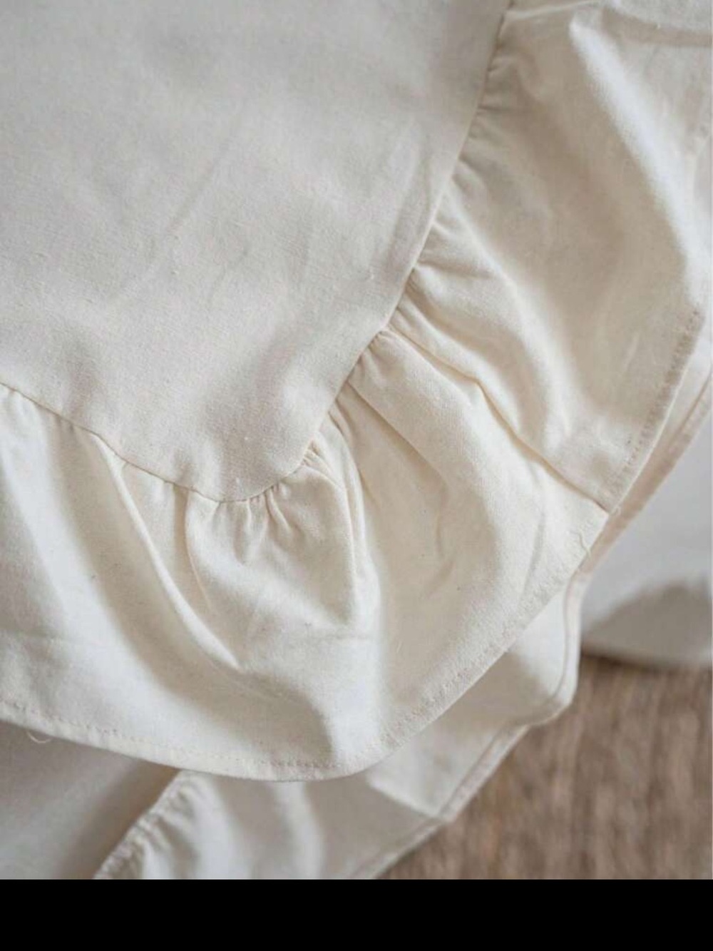 NWT Cream Ruffled Edge Tablecloth - Picture 6 of 12